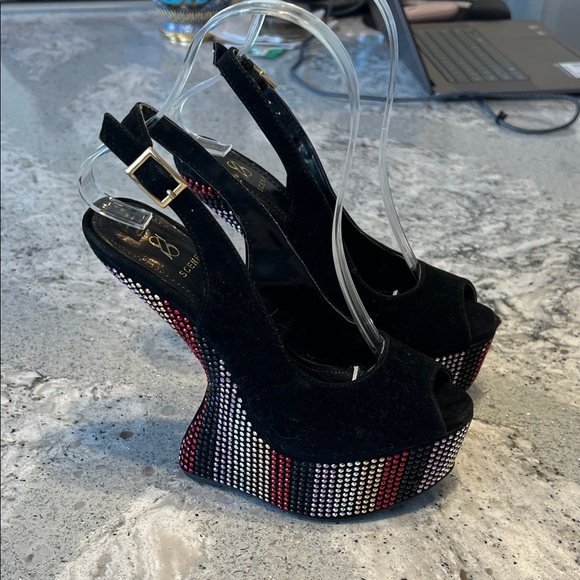 Scene Weaver Black Platforms with Red and Silver Detailing - Picture 1 of 10